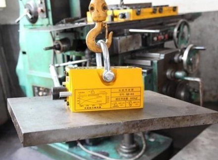 使用永磁起重器之前一定要對(duì)鋼板的表層進(jìn)行除塵