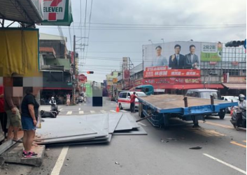 臺灣高雄貨車鋼板掉落 永磁起重器助力清理